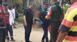 Warga dibantu aparat penegak hukum mengamankan pelaku Yadi usai melakukan pembacokan terhadap pria paruh baya. Foto: Istimewa