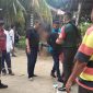 Warga dibantu aparat penegak hukum mengamankan pelaku Yadi usai melakukan pembacokan terhadap pria paruh baya. Foto: Istimewa