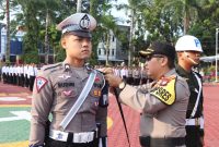 Kapolres Karimun AKBP Ryky menyematkan pita tanda operasi kepada personil perwakilan. Foto: Istimewa