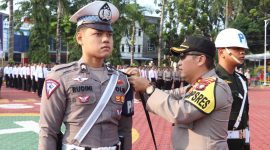 Kapolres Karimun AKBP Ryky menyematkan pita tanda operasi kepada personil perwakilan. Foto: Istimewa