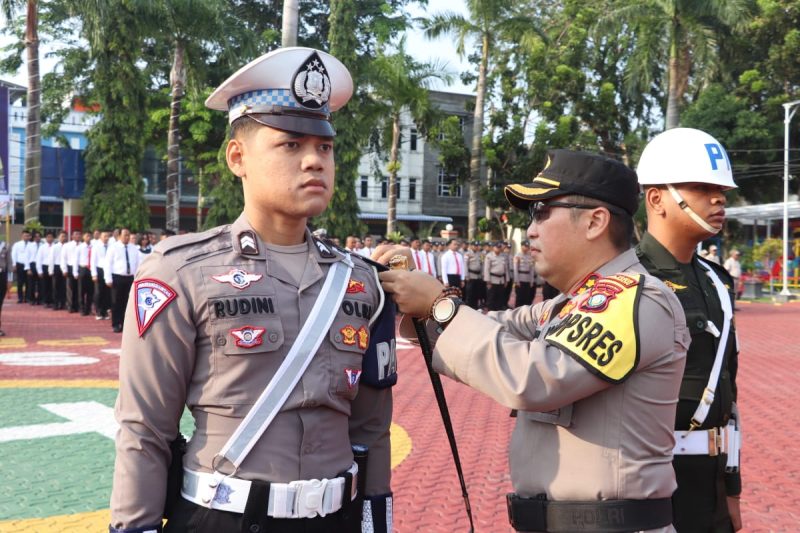 Kapolres Karimun AKBP Ryky menyematkan pita tanda operasi kepada personil perwakilan. Foto: Istimewa