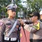 Kapolres Karimun AKBP Ryky menyematkan pita tanda operasi kepada personil perwakilan. Foto: Istimewa