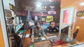 Penyampaian sosialisasi keselamatan berlalu lintas oleh Personil Satlantas Polres Karimun. Foto: Istimewa