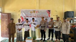 Kapolsek Kundur AKP Buala Harefa mendistribusikan bantuan buku kepada Pondok Pesantren Darul Tahfidzil Qur'an