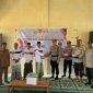 Kapolsek Kundur AKP Buala Harefa mendistribusikan bantuan buku kepada Pondok Pesantren Darul Tahfidzil Qur'an