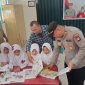 Kapolsek Buru Iptu Junaidi melaksanakan pendistribusian buku ke sekolah di Kecamatan Buru. Foto: istimewa
