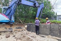 Proses pemasangan Batu penahan abrasi di Pantai Padang Kundur. Foto: Istimewa