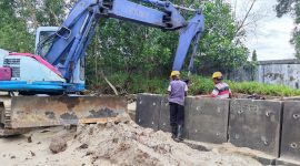 Proses pemasangan Batu penahan abrasi di Pantai Padang Kundur. Foto: Istimewa