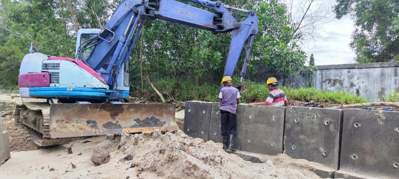 Proses pemasangan Batu penahan abrasi di Pantai Padang Kundur. Foto: Istimewa