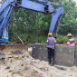 Proses pemasangan Batu penahan abrasi di Pantai Padang Kundur. Foto: Istimewa