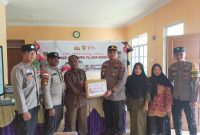 Kapolsek Balai AKP Brasta Pratama Putra menyerahkan secara simbolis bantuan buku untuk SDN 008 SATAP Desa Tulang. Foto: istimewa