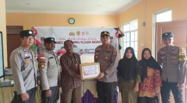 Kapolsek Balai AKP Brasta Pratama Putra menyerahkan secara simbolis bantuan buku untuk SDN 008 SATAP Desa Tulang. Foto: istimewa