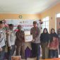 Kapolsek Balai AKP Brasta Pratama Putra menyerahkan secara simbolis bantuan buku untuk SDN 008 SATAP Desa Tulang. Foto: istimewa