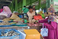Usaha Ida Yuliani di Pasar Meranti. Foto: Istimewa
