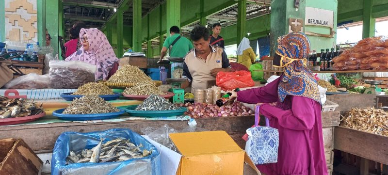 Usaha Ida Yuliani di Pasar Meranti. Foto: Istimewa