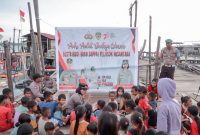 Kapolsek Meral AKP Kumala Enggar menyambangi anak-anak suku asli di wilayah Meral Tanjung. Foto: Istimewa