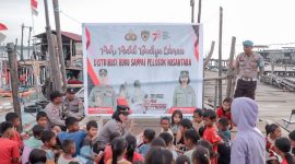 Kapolsek Meral AKP Kumala Enggar menyambangi anak-anak suku asli di wilayah Meral Tanjung. Foto: Istimewa