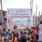 Kapolsek Meral AKP Kumala Enggar menyambangi anak-anak suku asli di wilayah Meral Tanjung. Foto: Istimewa