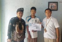 Eka Budhy Susanto Koordinator PPM Wilayah Kepri dan Riau di dampingi Ari Supriyadi Kades Gemuruh menyerahkan bantuan kepada Zulfikri penderita ginjal bocor. Foto: Istimewa