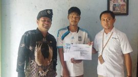 Eka Budhy Susanto Koordinator PPM Wilayah Kepri dan Riau di dampingi Ari Supriyadi Kades Gemuruh menyerahkan bantuan kepada Zulfikri penderita ginjal bocor. Foto: Istimewa