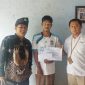 Eka Budhy Susanto Koordinator PPM Wilayah Kepri dan Riau di dampingi Ari Supriyadi Kades Gemuruh menyerahkan bantuan kepada Zulfikri penderita ginjal bocor. Foto: Istimewa