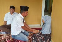 Ketua Tim Relawan Aneng Kabupaten Karimun Norman melayat ke rumah salah satu simpatisannya di Lembah Permai, Karimun. Foto: Kepriheadline.id