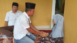 Ketua Tim Relawan Aneng Kabupaten Karimun Norman melayat ke rumah salah satu simpatisannya di Lembah Permai, Karimun. Foto: Kepriheadline.id