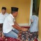 Ketua Tim Relawan Aneng Kabupaten Karimun Norman melayat ke rumah salah satu simpatisannya di Lembah Permai, Karimun. Foto: Kepriheadline.id