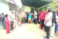 Wakapolres Karimun Kompol Herie Pramono didampingi Kapolsek Meral AKP Kumala Enggar melakukan takziah ke rumah korban pembacokan di Kampung Suka Jaya. Foto: Dok Polisi