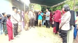 Wakapolres Karimun Kompol Herie Pramono didampingi Kapolsek Meral AKP Kumala Enggar melakukan takziah ke rumah korban pembacokan di Kampung Suka Jaya. Foto: Dok Polisi