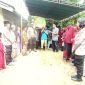 Wakapolres Karimun Kompol Herie Pramono didampingi Kapolsek Meral AKP Kumala Enggar melakukan takziah ke rumah korban pembacokan di Kampung Suka Jaya. Foto: Dok Polisi
