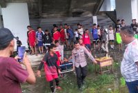Polisi melakukan evakuasi terhadap korban terjatuh di gedung KECC Karimun. Foto: dokumen polisi
