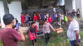 Polisi melakukan evakuasi terhadap korban terjatuh di gedung KECC Karimun. Foto: dokumen polisi
