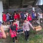 Polisi melakukan evakuasi terhadap korban terjatuh di gedung KECC Karimun. Foto: dokumen polisi
