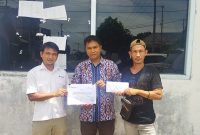 Perwakilan PT Timah menyerahkan bantuan  kepada Perguruan Pangean Laman Anak Berempat. Foto: Humas PT Timah