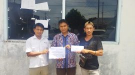 Perwakilan PT Timah menyerahkan bantuan  kepada Perguruan Pangean Laman Anak Berempat. Foto: Humas PT Timah