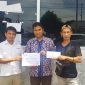Perwakilan PT Timah menyerahkan bantuan  kepada Perguruan Pangean Laman Anak Berempat. Foto: Humas PT Timah