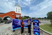 Personil Satlantas Polres Karimun menyerahkan bantuan sembako kepada Juru Parkir di Coastal Area. Foto: Istimewa