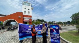 Personil Satlantas Polres Karimun menyerahkan bantuan sembako kepada Juru Parkir di Coastal Area. Foto: Istimewa
