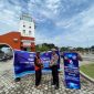 Personil Satlantas Polres Karimun menyerahkan bantuan sembako kepada Juru Parkir di Coastal Area. Foto: Istimewa