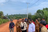 Bupati Karimun Aunur Rafiq tinjau pengerjaan jalan penghubung empat desa di Kecamatan Belat. Foto: Istimewa