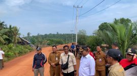 Bupati Karimun Aunur Rafiq tinjau pengerjaan jalan penghubung empat desa di Kecamatan Belat. Foto: Istimewa