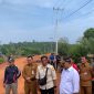 Bupati Karimun Aunur Rafiq tinjau pengerjaan jalan penghubung empat desa di Kecamatan Belat. Foto: Istimewa