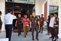 Kasipidsus Kejari Lingga Senowaldi bersama penyidik menggiring dua tersangka dugaan korupsi kegiatan belanja bahan bakar minyak (BBM) transportasi laut dan sungai bersumber dari anggaran APBD Kabupaten Lingga tahun 2022. Foto: Istimewa