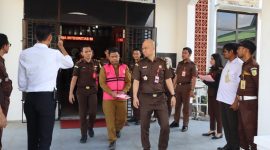 Kasipidsus Kejari Lingga Senowaldi bersama penyidik menggiring dua tersangka dugaan korupsi kegiatan belanja bahan bakar minyak (BBM) transportasi laut dan sungai bersumber dari anggaran APBD Kabupaten Lingga tahun 2022. Foto: Istimewa