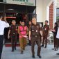 Kasipidsus Kejari Lingga Senowaldi bersama penyidik menggiring dua tersangka dugaan korupsi kegiatan belanja bahan bakar minyak (BBM) transportasi laut dan sungai bersumber dari anggaran APBD Kabupaten Lingga tahun 2022. Foto: Istimewa