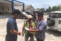 Personil Polres Karimu menindak Juru Parkir Liar yang beroperasi di wilayah Kelurahan Teluk Uma. Foto; Istimewa