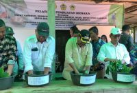 Bupati Karimun Aunur Rafiq, didampingi Kepala Dinas Pangan dan Pertanian Karimun ikut pelatihan pembuatan Biosaka bersama Kelompok Tani di Kundur. Foto: kepriheadline.id
