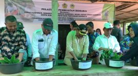 Bupati Karimun Aunur Rafiq, didampingi Kepala Dinas Pangan dan Pertanian Karimun ikut pelatihan pembuatan Biosaka bersama Kelompok Tani di Kundur. Foto: kepriheadline.id