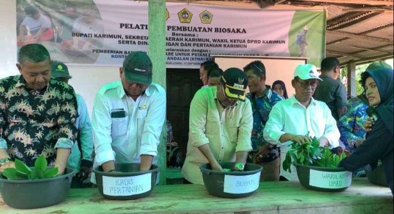 Bupati Karimun Aunur Rafiq, didampingi Kepala Dinas Pangan dan Pertanian Karimun ikut pelatihan pembuatan Biosaka bersama Kelompok Tani di Kundur. Foto: kepriheadline.id